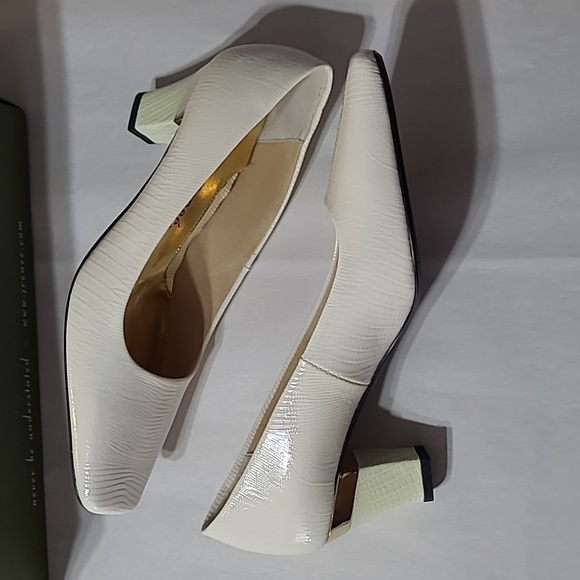 J.Renee Women's Dressy Heels NWOT - Picture 1 of 11